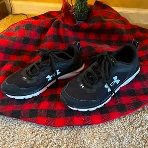 Black Youth Under Armor shoes Size 6